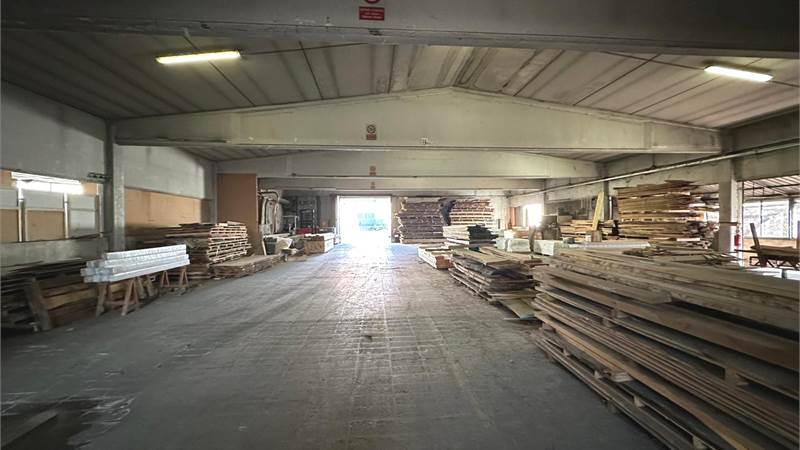 CAPANNONE COMMERCIALE/PRODUTTIVO CON AREA ESTERNA