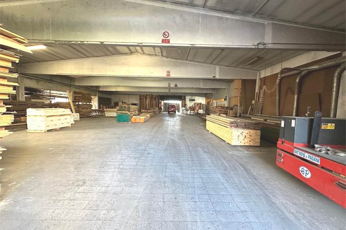 CAPANNONE COMMERCIALE/PRODUTTIVO CON AREA ESTERNA