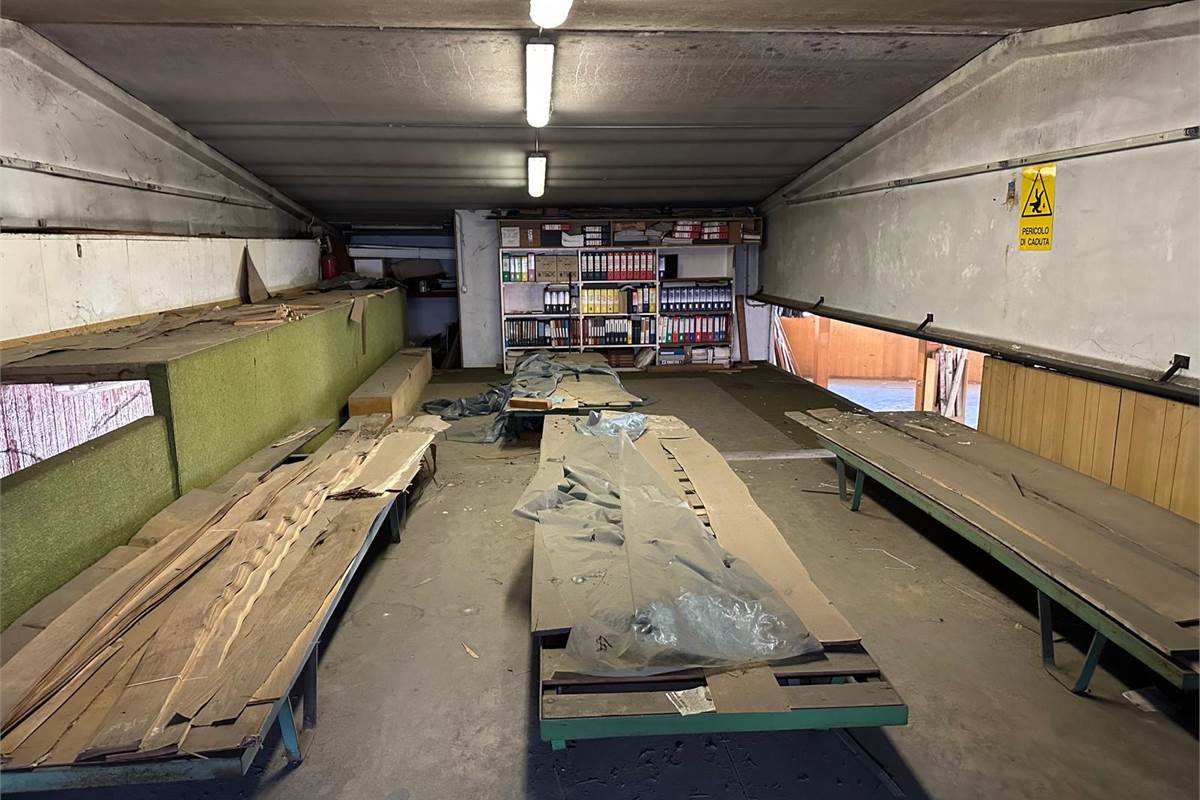 CAPANNONE COMMERCIALE/PRODUTTIVO CON AREA ESTERNA