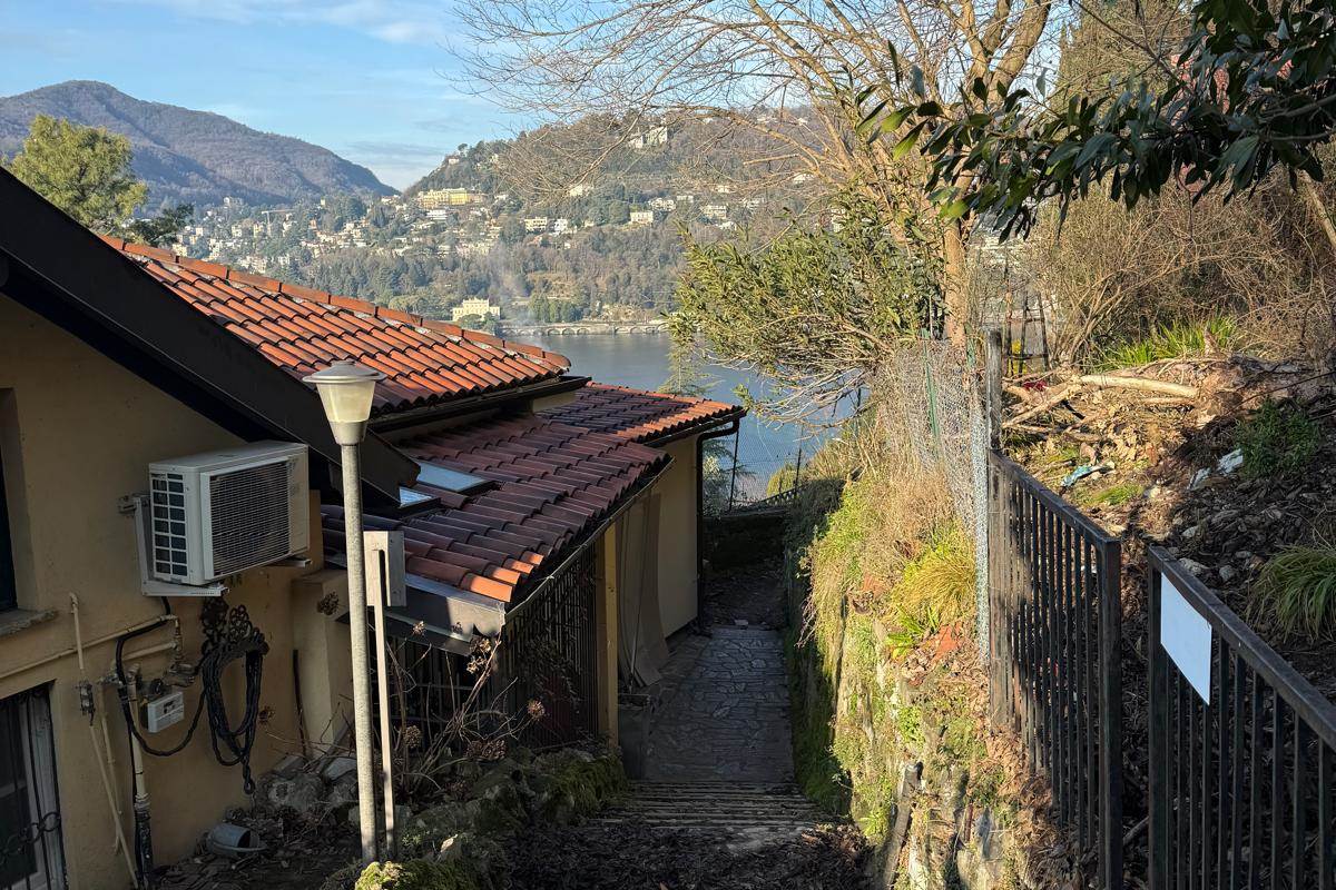 Como via Torno panoramico bilocale con cucina separata