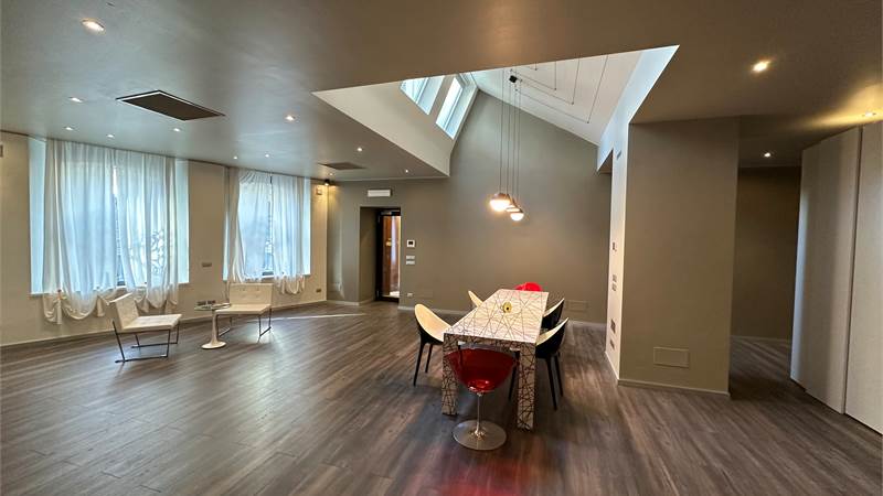 CANTU; BELLISSIMO UFFICIO COMPLETAMENTE RISTRUTTURATO