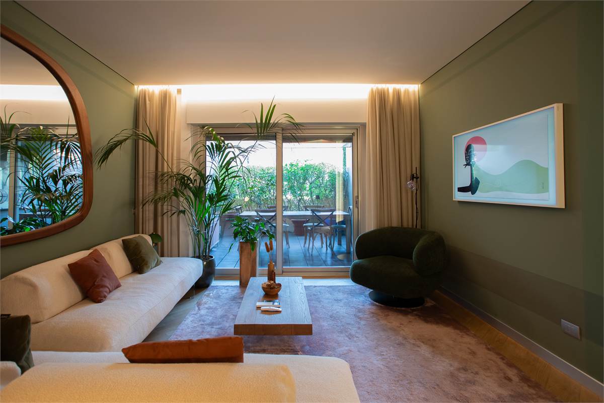 COMO BELLISSIMO TRILOCALE ARREDATO CON GIARDINO E PORTICO