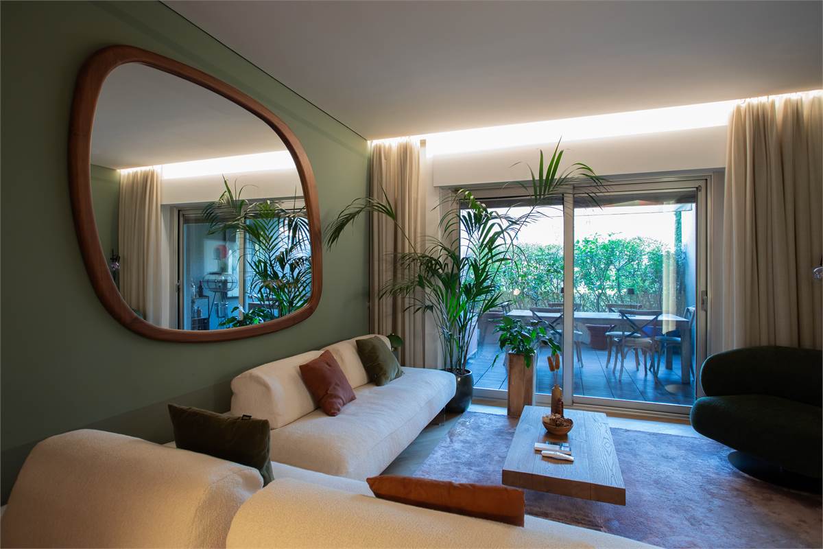 COMO BELLISSIMO TRILOCALE ARREDATO CON GIARDINO E PORTICO