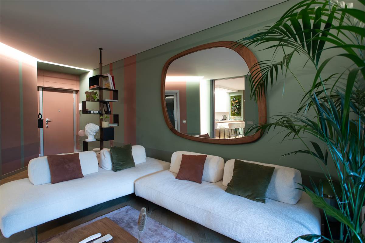 COMO BELLISSIMO TRILOCALE ARREDATO CON GIARDINO E PORTICO