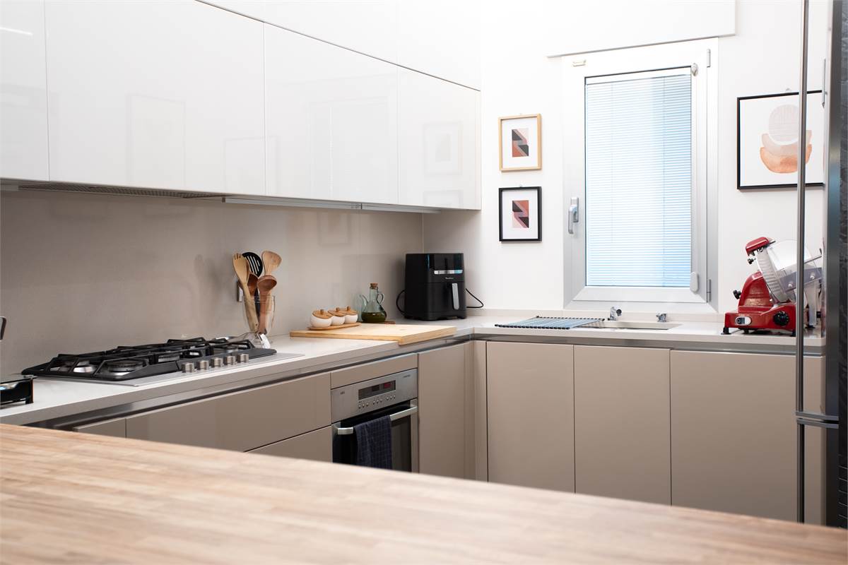 COMO BELLISSIMO TRILOCALE ARREDATO CON GIARDINO E PORTICO