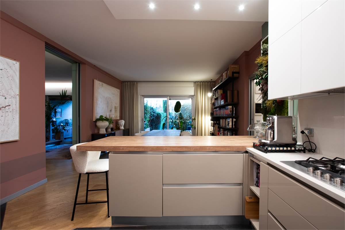 COMO BELLISSIMO TRILOCALE ARREDATO CON GIARDINO E PORTICO