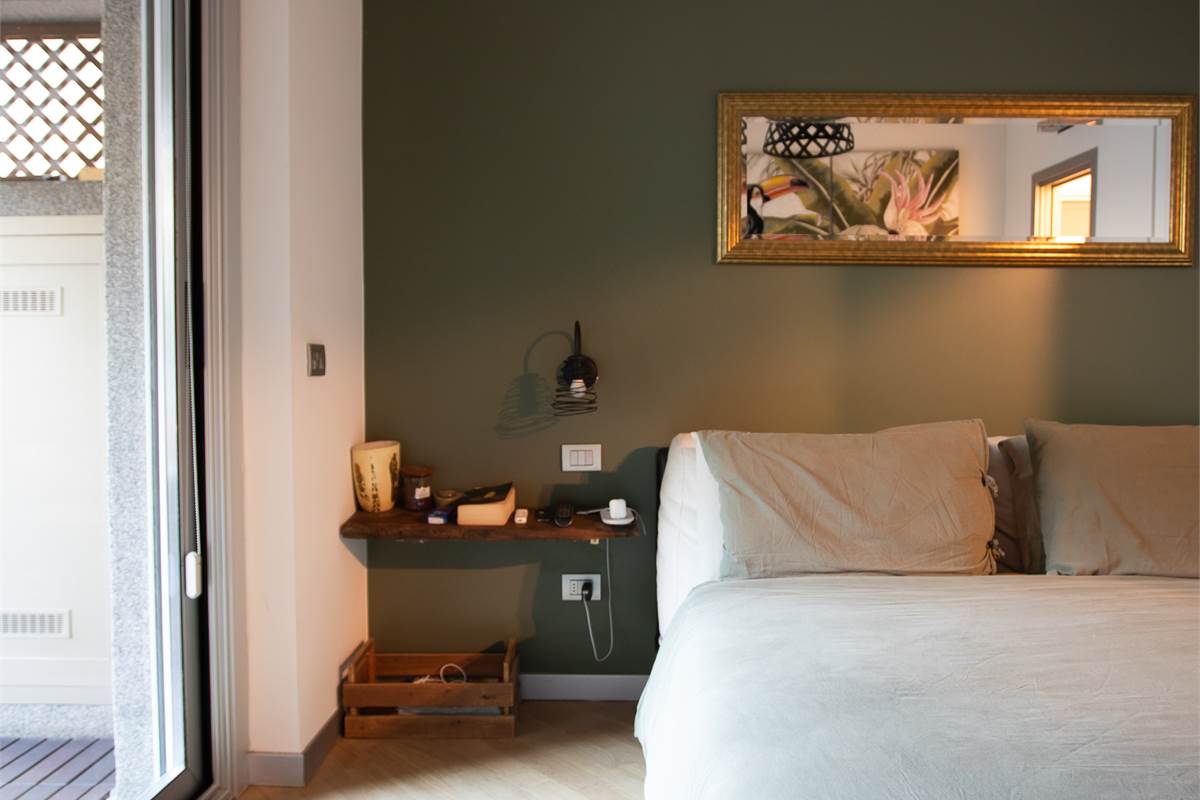 COMO BELLISSIMO TRILOCALE ARREDATO CON GIARDINO E PORTICO