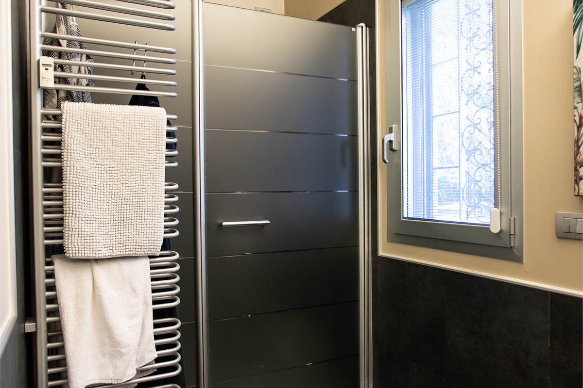 COMO BELLISSIMO TRILOCALE ARREDATO CON GIARDINO E PORTICO