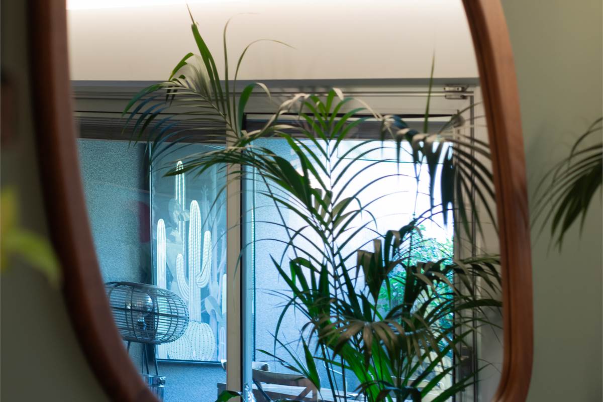 COMO BELLISSIMO TRILOCALE ARREDATO CON GIARDINO E PORTICO