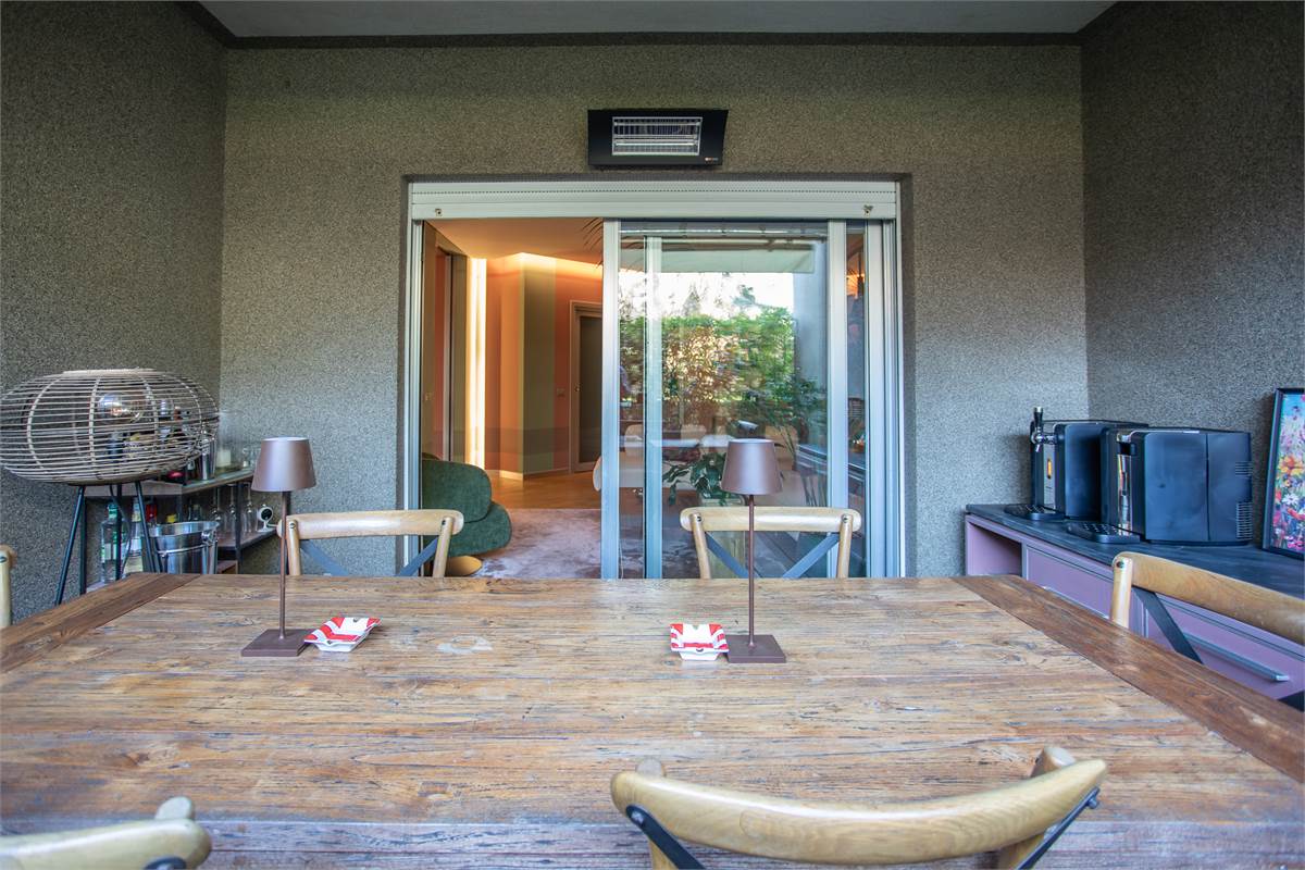 COMO BELLISSIMO TRILOCALE ARREDATO CON GIARDINO E PORTICO