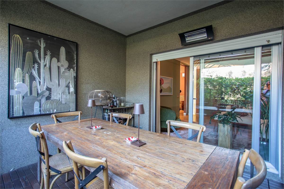 COMO BELLISSIMO TRILOCALE ARREDATO CON GIARDINO E PORTICO