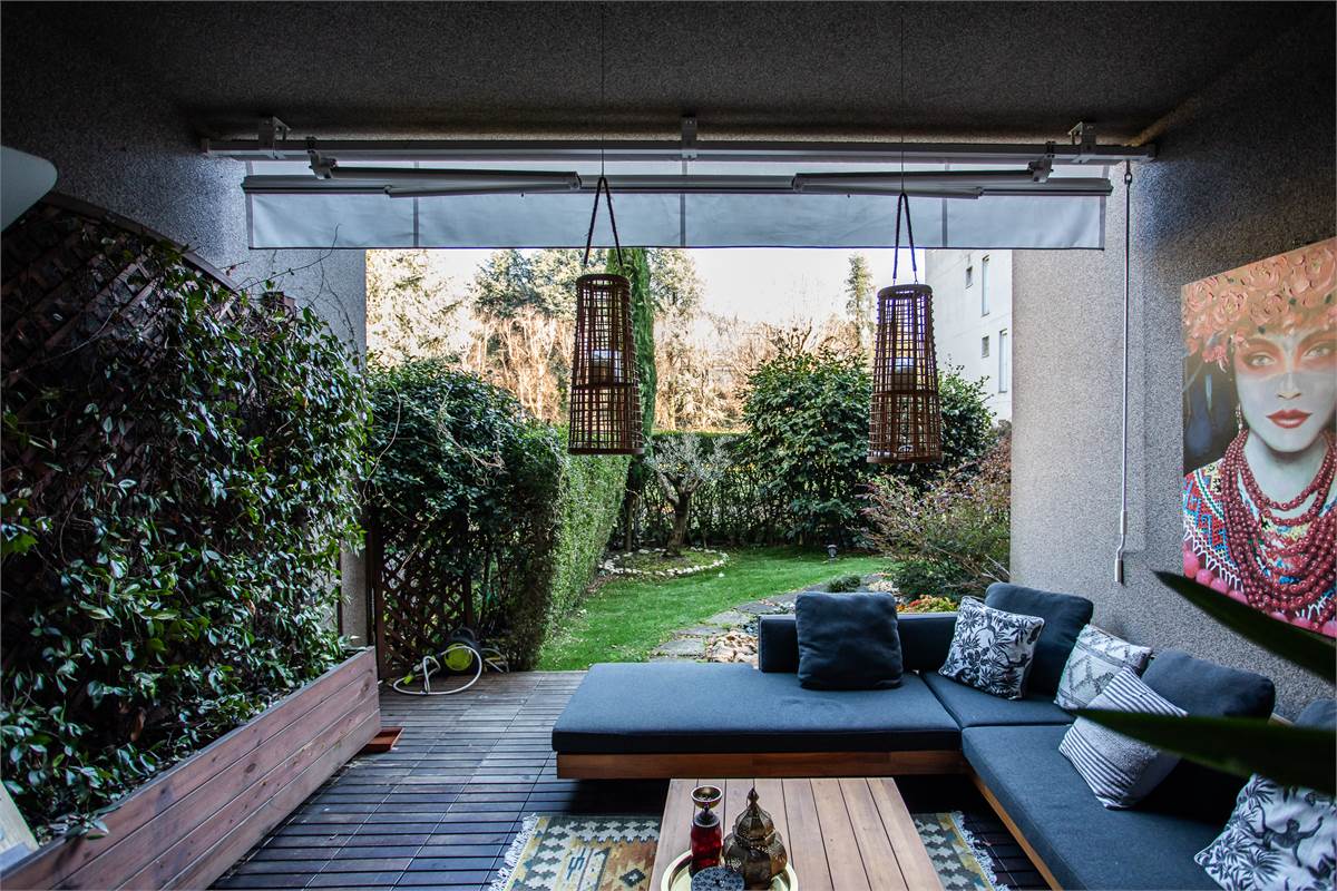 COMO BELLISSIMO TRILOCALE ARREDATO CON GIARDINO E PORTICO