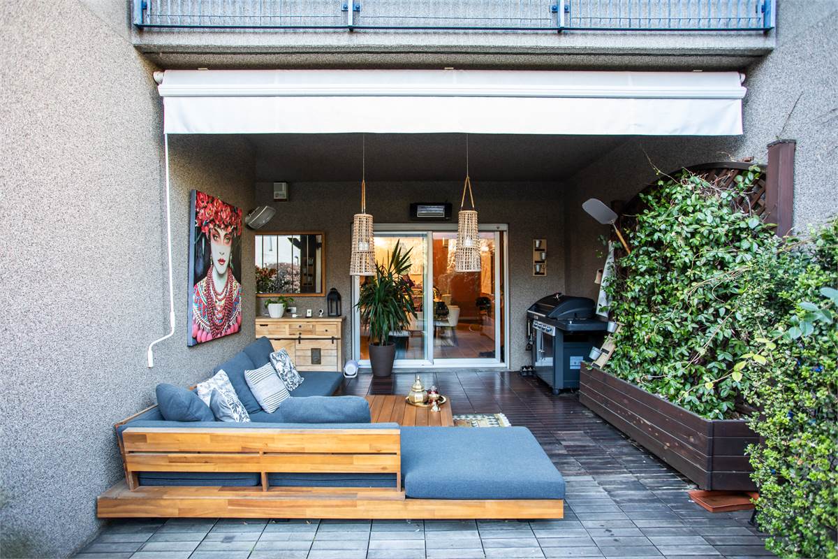 COMO BELLISSIMO TRILOCALE ARREDATO CON GIARDINO E PORTICO