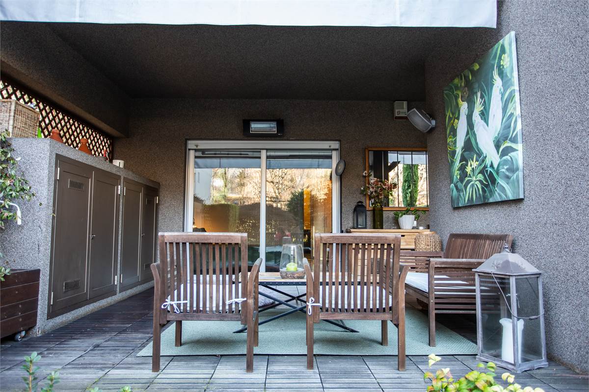 COMO BELLISSIMO TRILOCALE ARREDATO CON GIARDINO E PORTICO