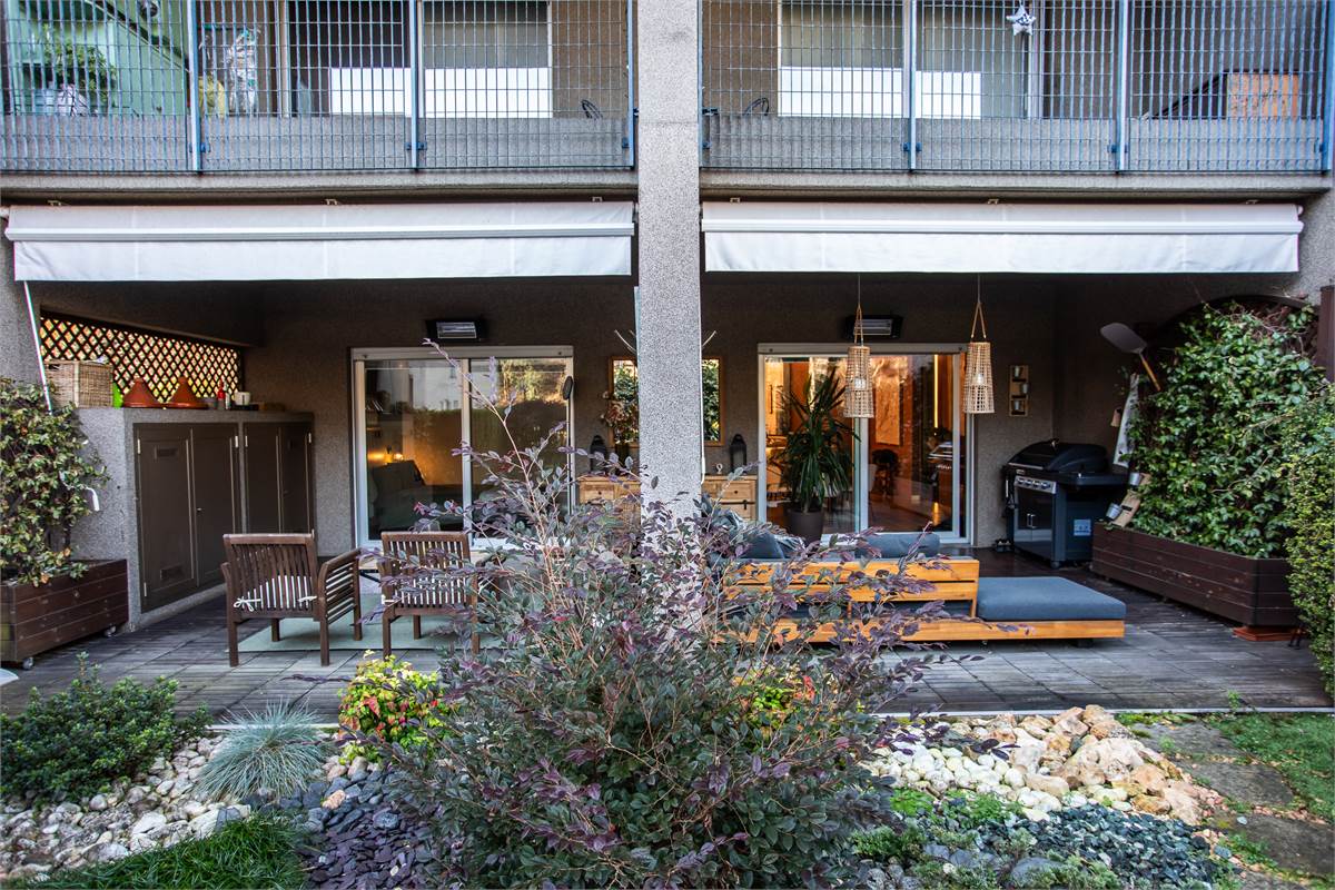 COMO BELLISSIMO TRILOCALE ARREDATO CON GIARDINO E PORTICO