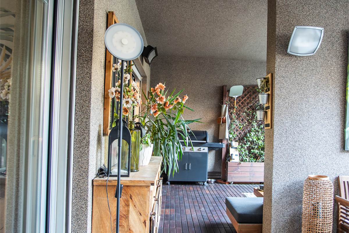 COMO BELLISSIMO TRILOCALE ARREDATO CON GIARDINO E PORTICO