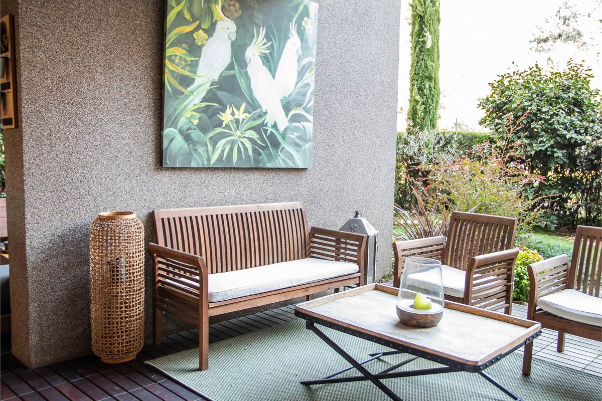 COMO BELLISSIMO TRILOCALE ARREDATO CON GIARDINO E PORTICO