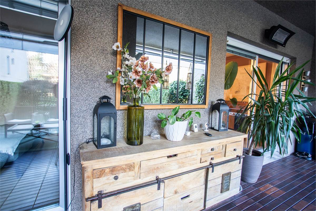 COMO BELLISSIMO TRILOCALE ARREDATO CON GIARDINO E PORTICO