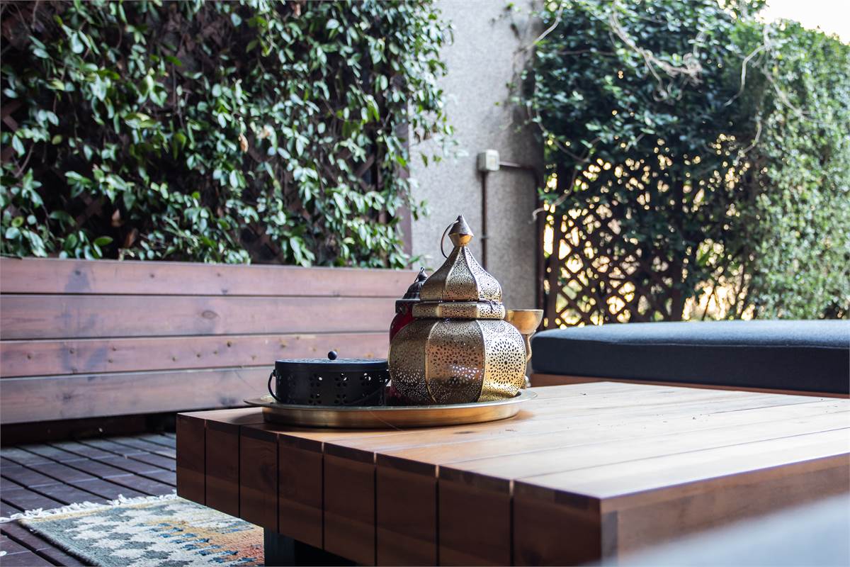 COMO BELLISSIMO TRILOCALE ARREDATO CON GIARDINO E PORTICO