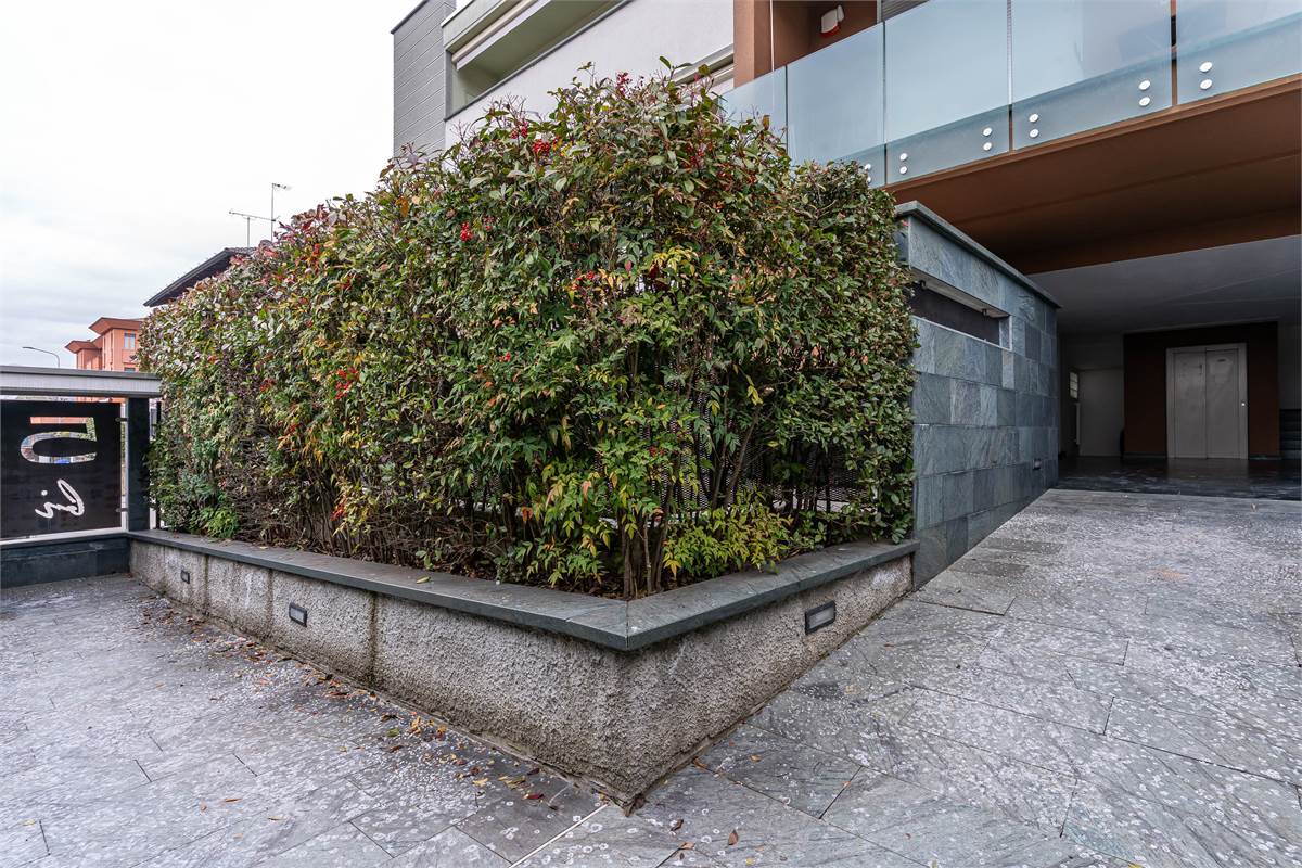 Cantù trilocale moderno con terrazzi e aarredo compreso