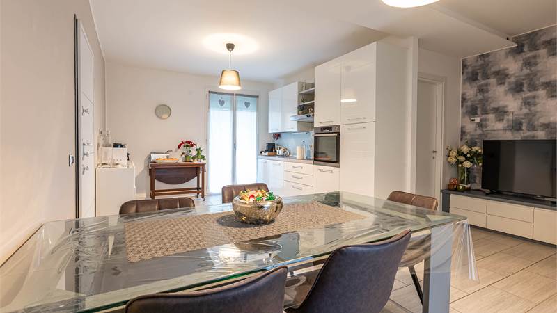 Cantù trilocale moderno con terrazzi e aarredo compreso