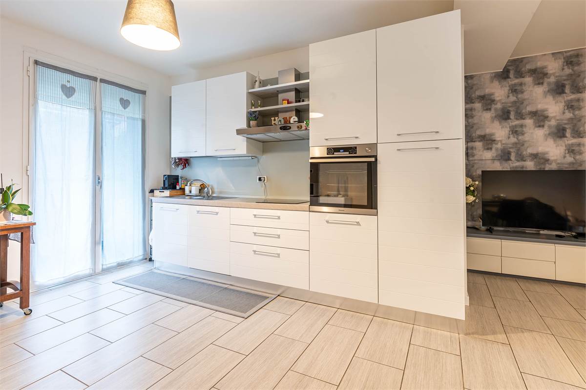 Cantù trilocale moderno con terrazzi e aarredo compreso