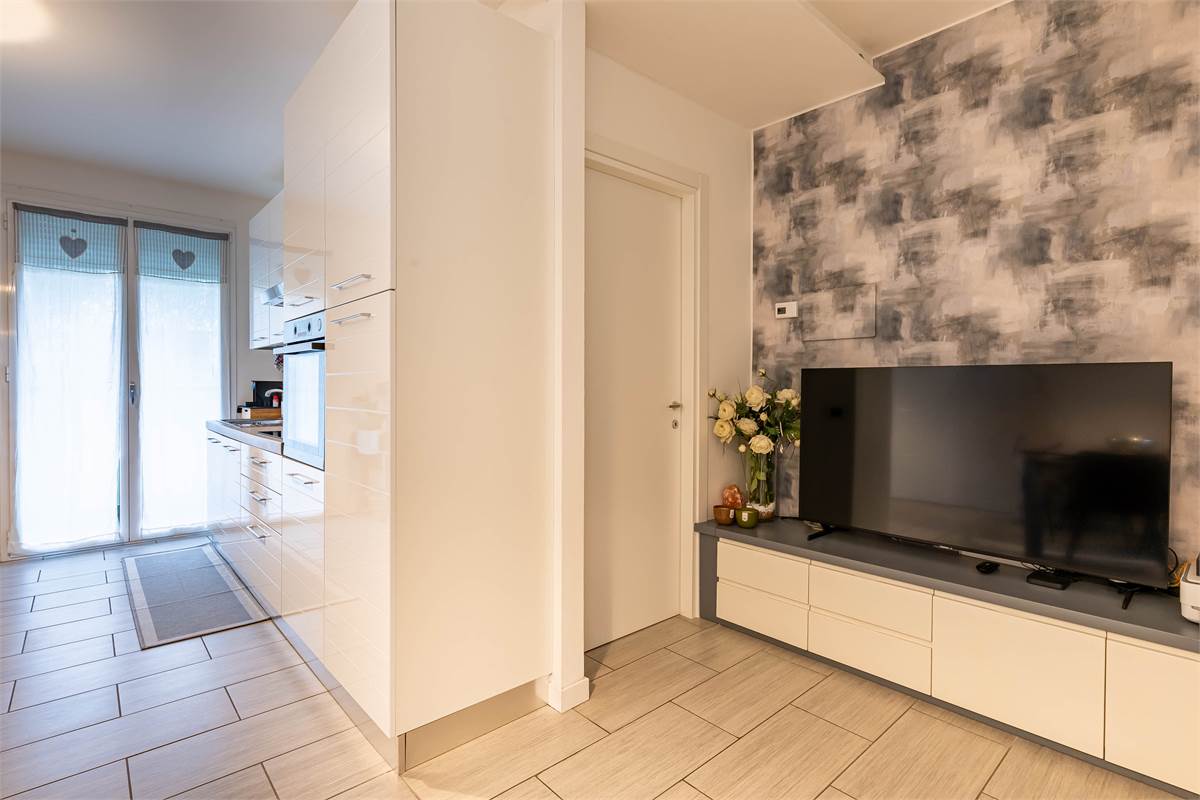 Cantù trilocale moderno con terrazzi e aarredo compreso