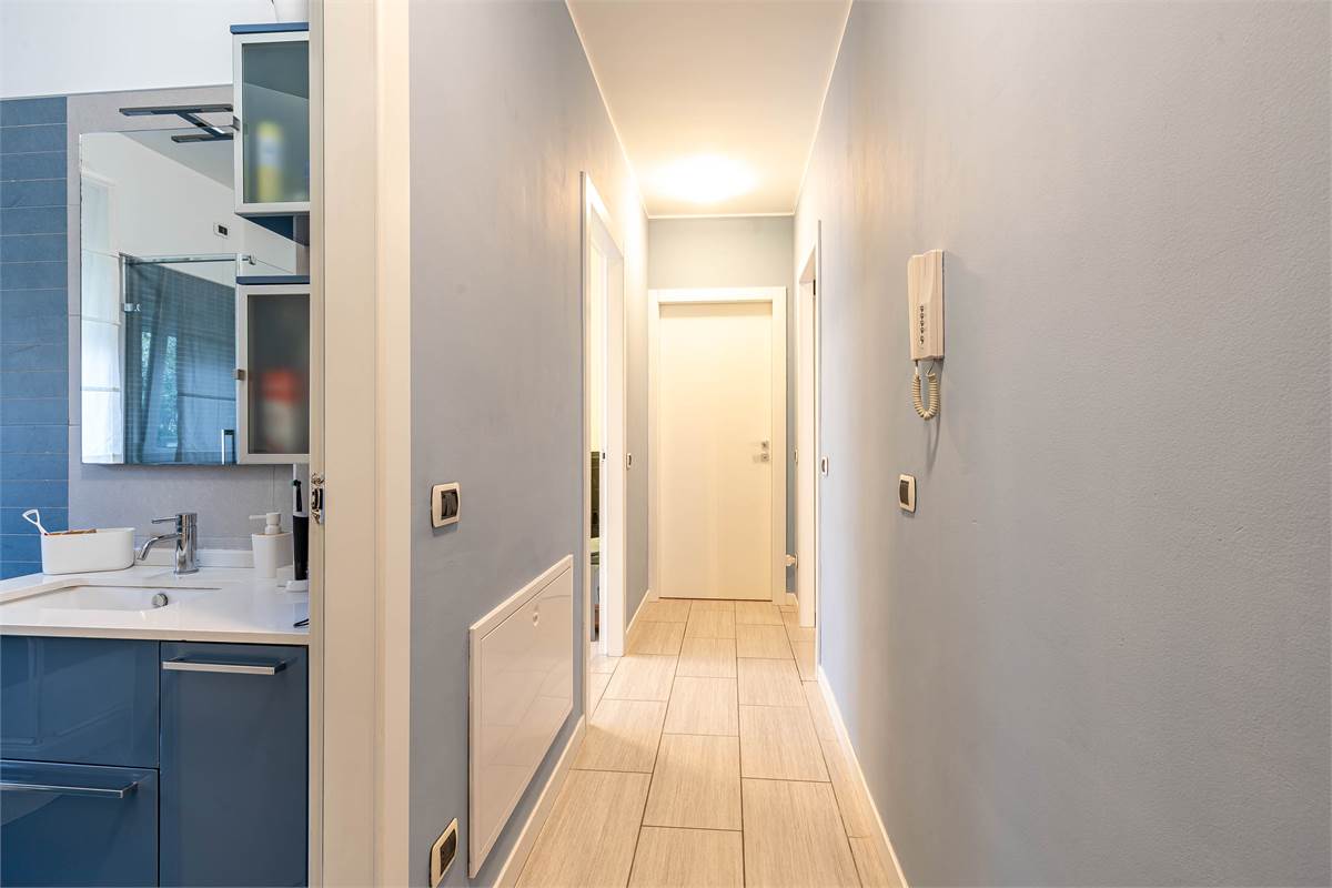 Cantù trilocale moderno con terrazzi e aarredo compreso