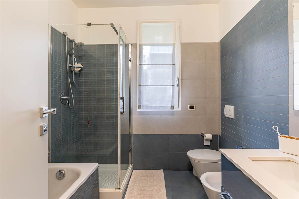 Cantù trilocale moderno con terrazzi e aarredo compreso