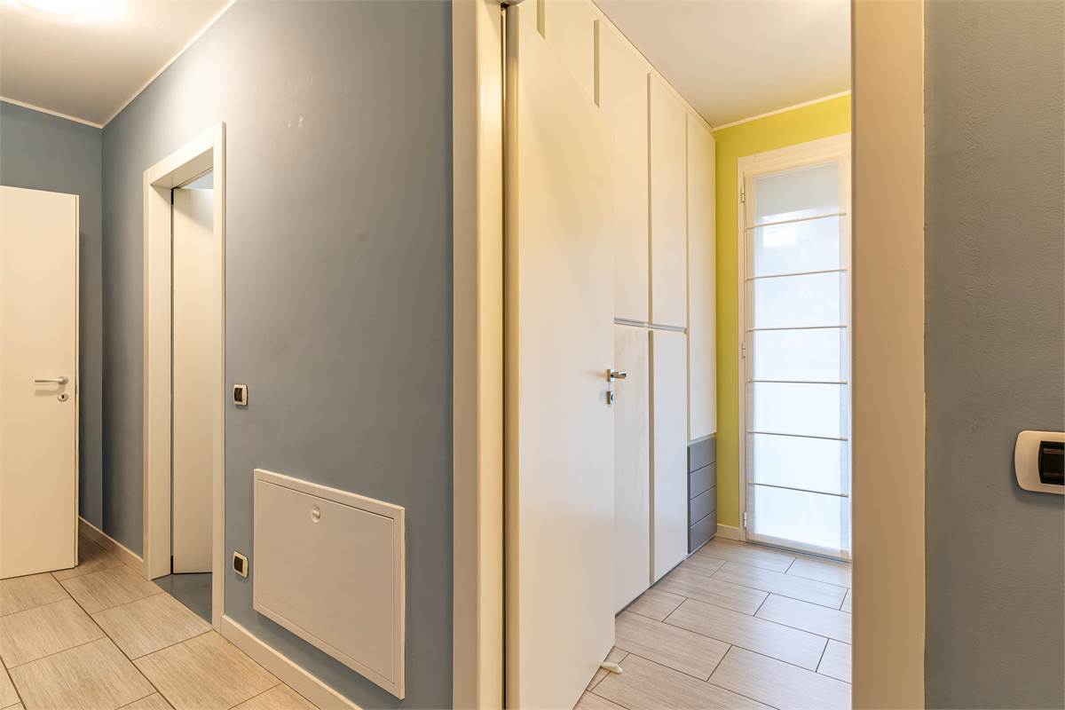 Cantù trilocale moderno con terrazzi e aarredo compreso