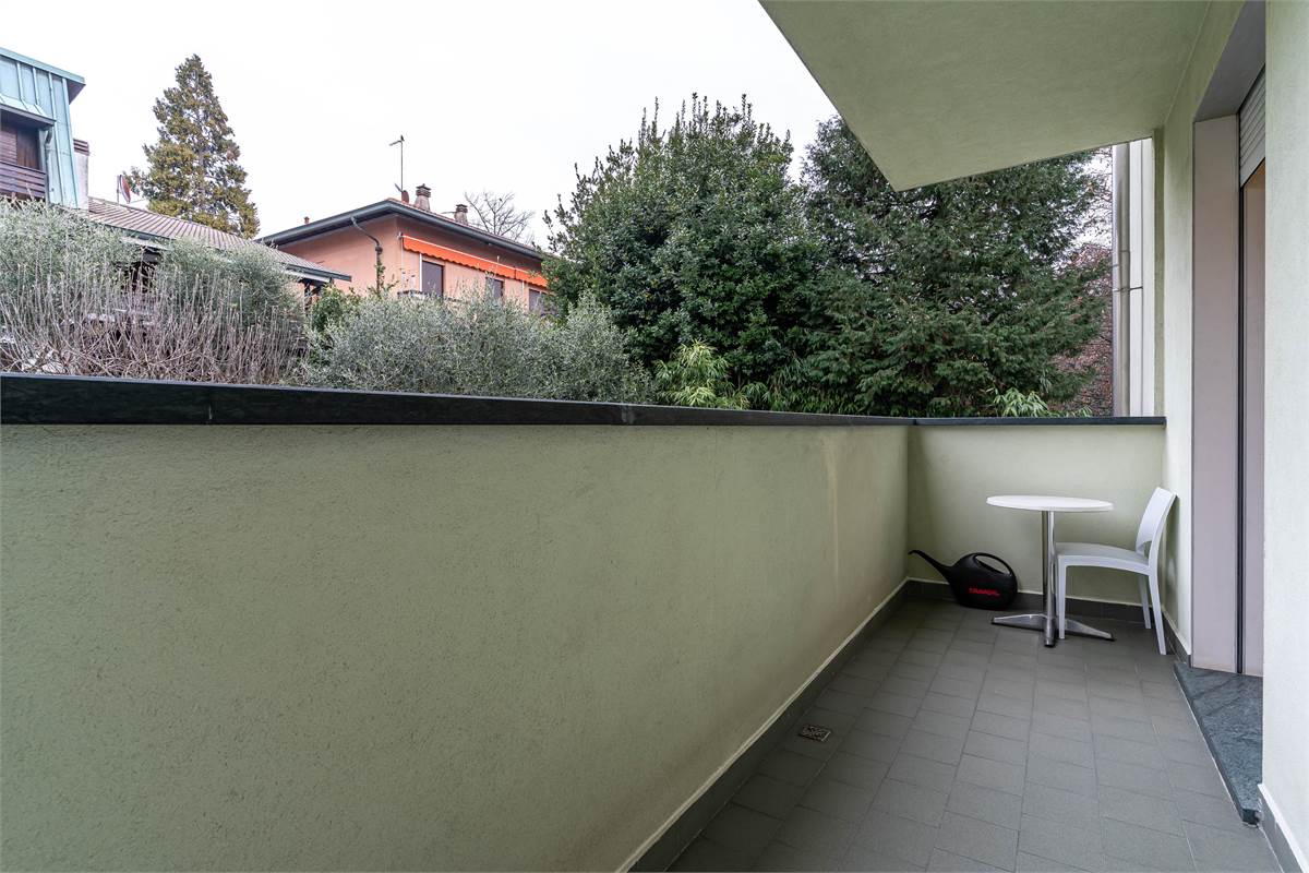 Cantù trilocale moderno con terrazzi e aarredo compreso