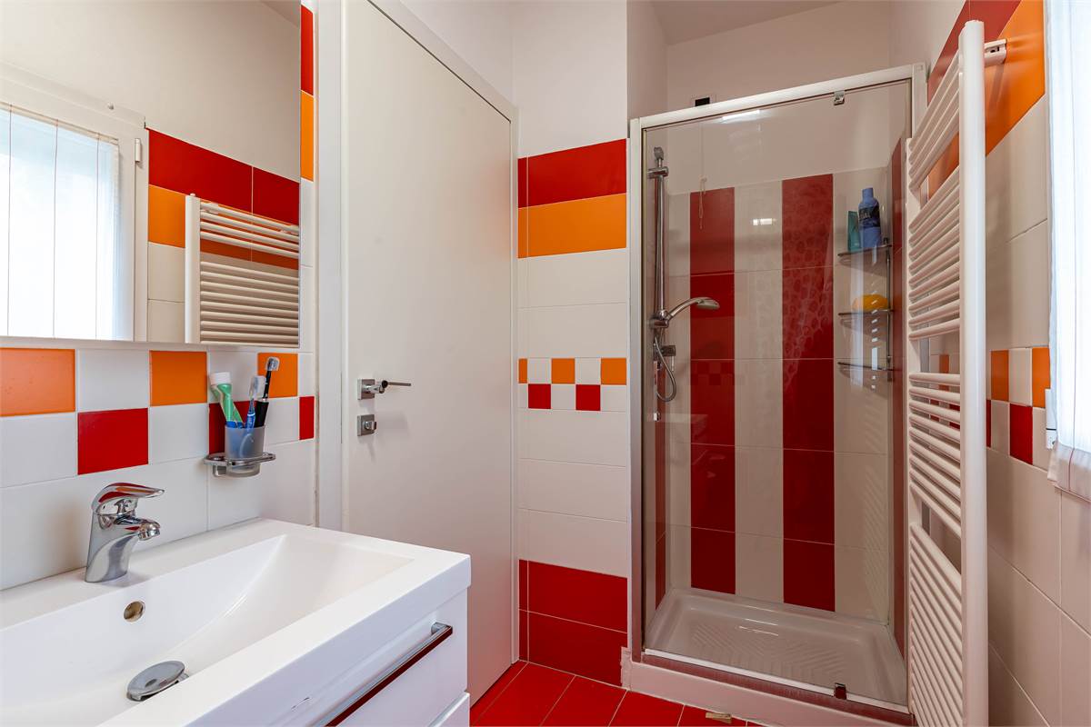 Cantù trilocale moderno con terrazzi e aarredo compreso