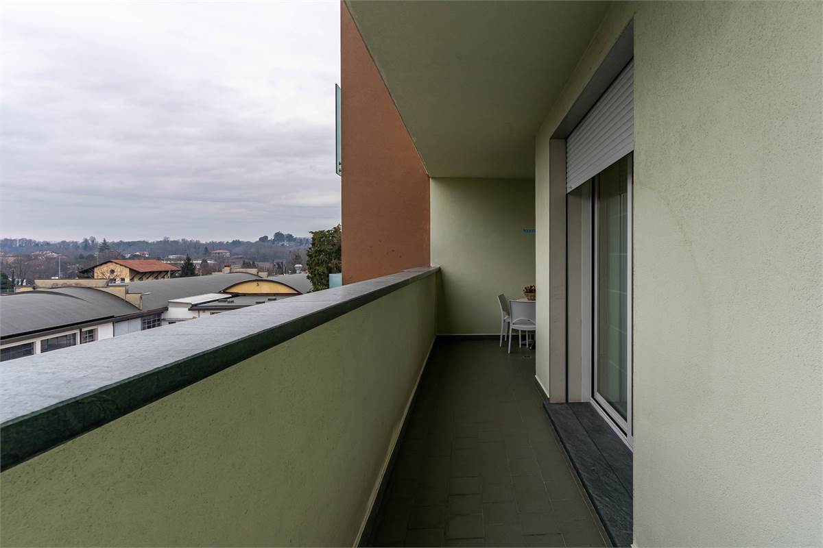 Cantù trilocale moderno con terrazzi e aarredo compreso