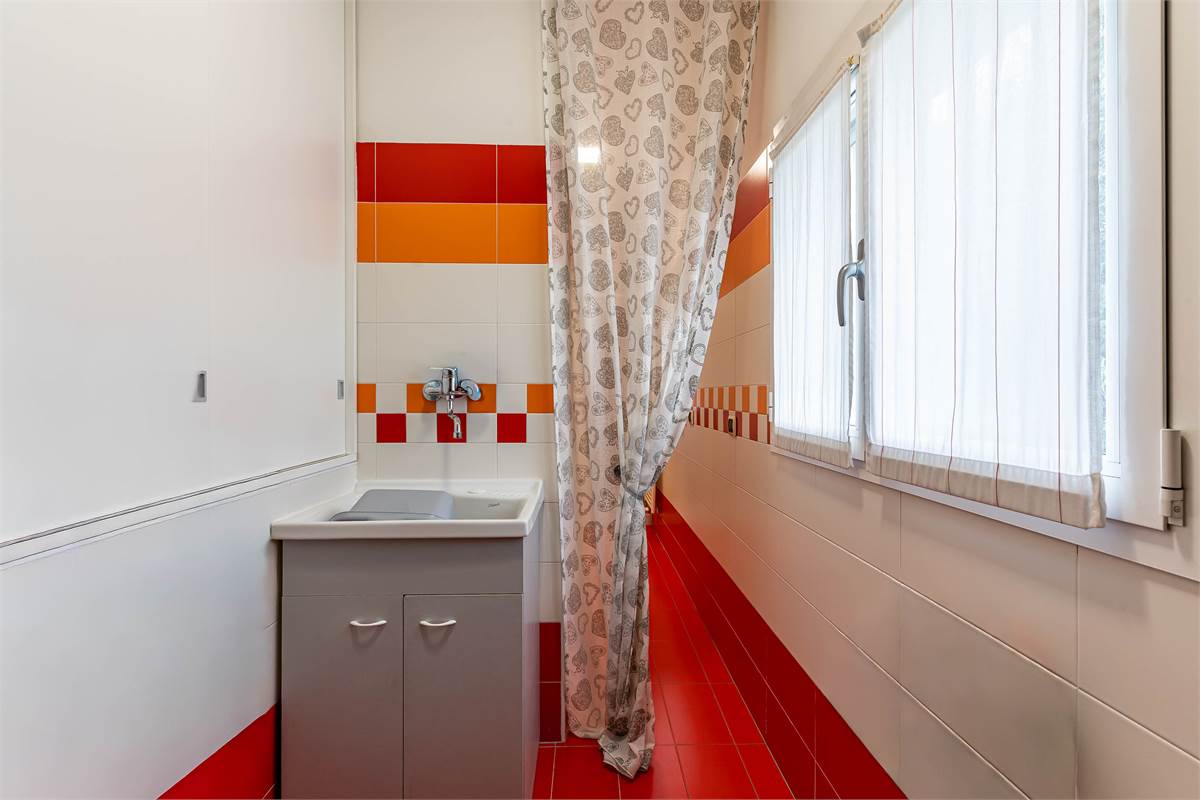 Cantù trilocale moderno con terrazzi e aarredo compreso