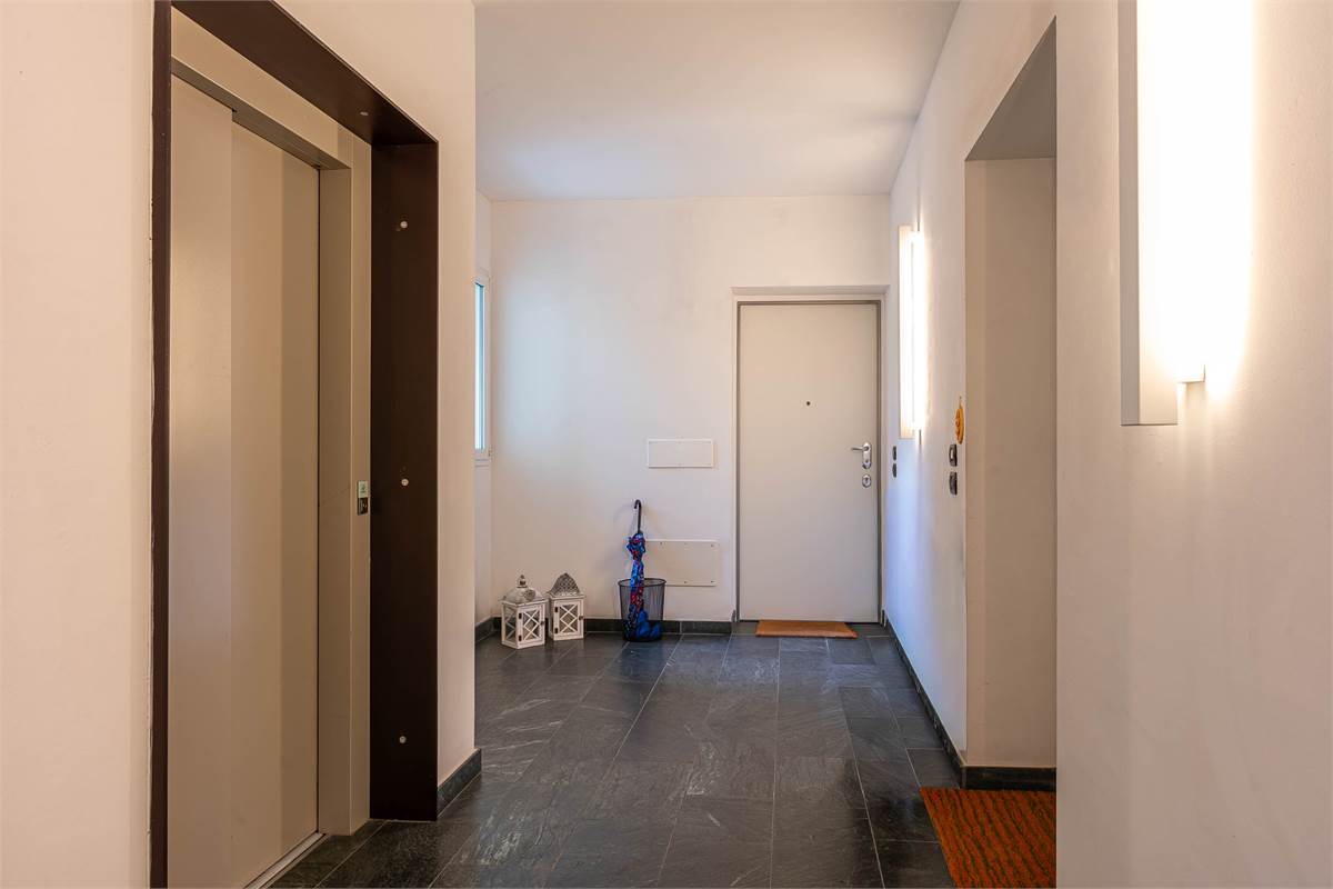 Cantù trilocale moderno con terrazzi e aarredo compreso