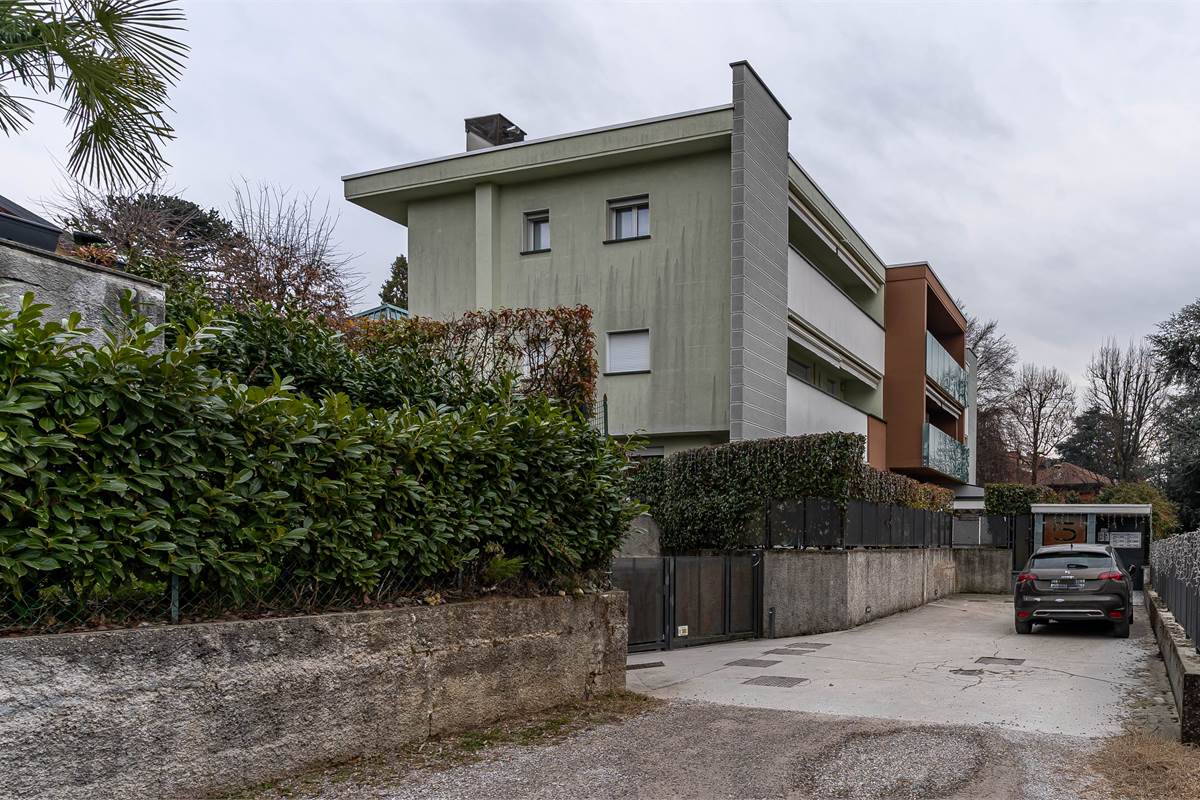 Cantù trilocale moderno con terrazzi e aarredo compreso