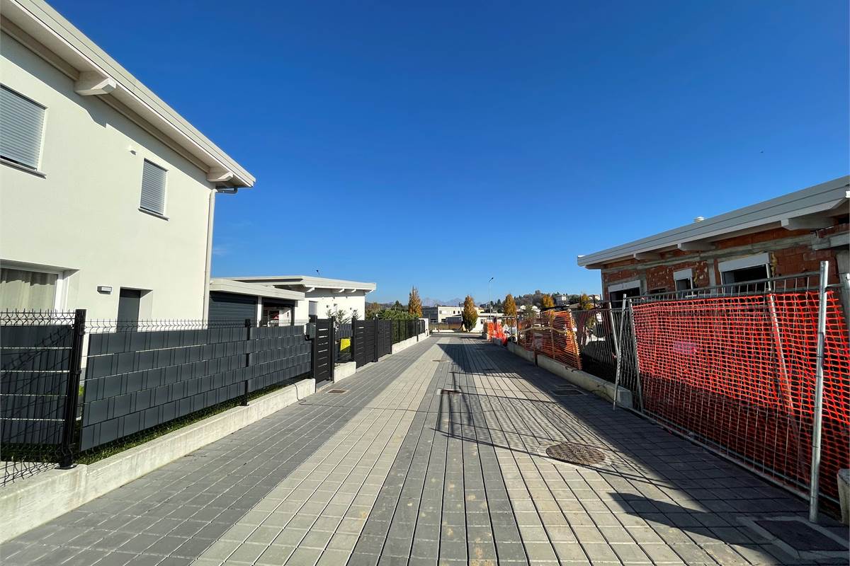 Cantù ULTIMA VILLA DI TESTA IN COSTRUZIONE