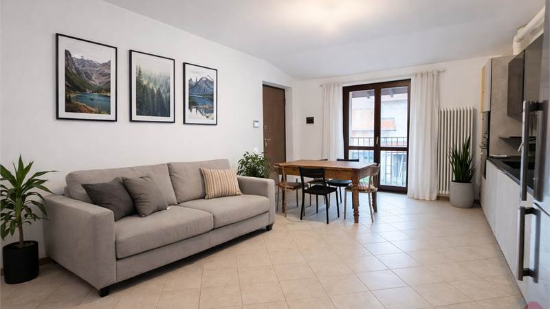 GUANZATE AMPIO BILOCALE A REDDITO CON POSTO AUTO