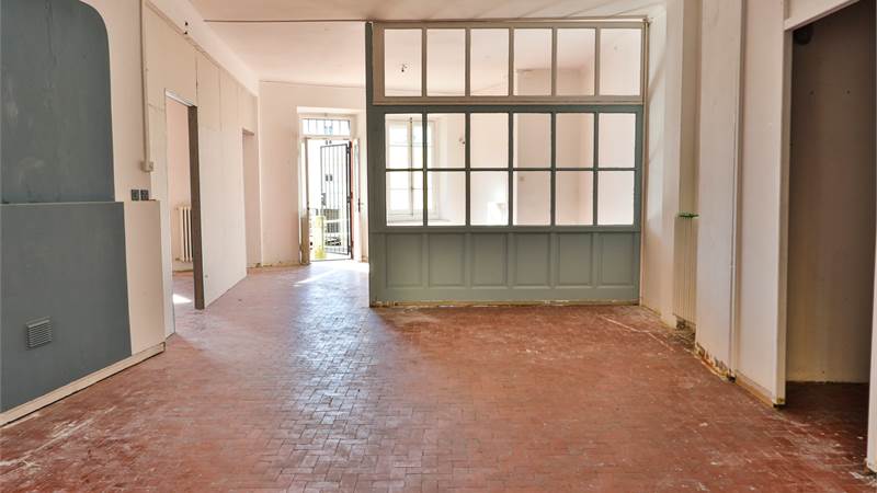 Cantù – Centro  Soluzione con giardino privato trasformabile in abitazione