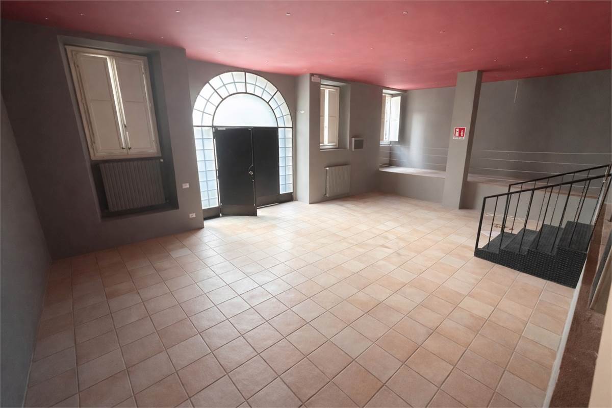 CANTU' SPAZIO COMMERCIALE OPEN SPACE IN ZONA CENTRALE