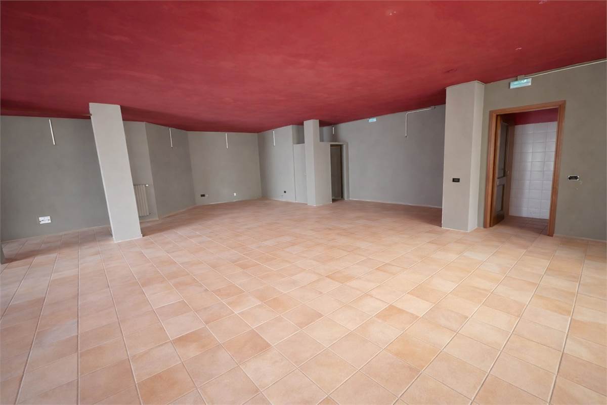 CANTU' SPAZIO COMMERCIALE OPEN SPACE IN ZONA CENTRALE