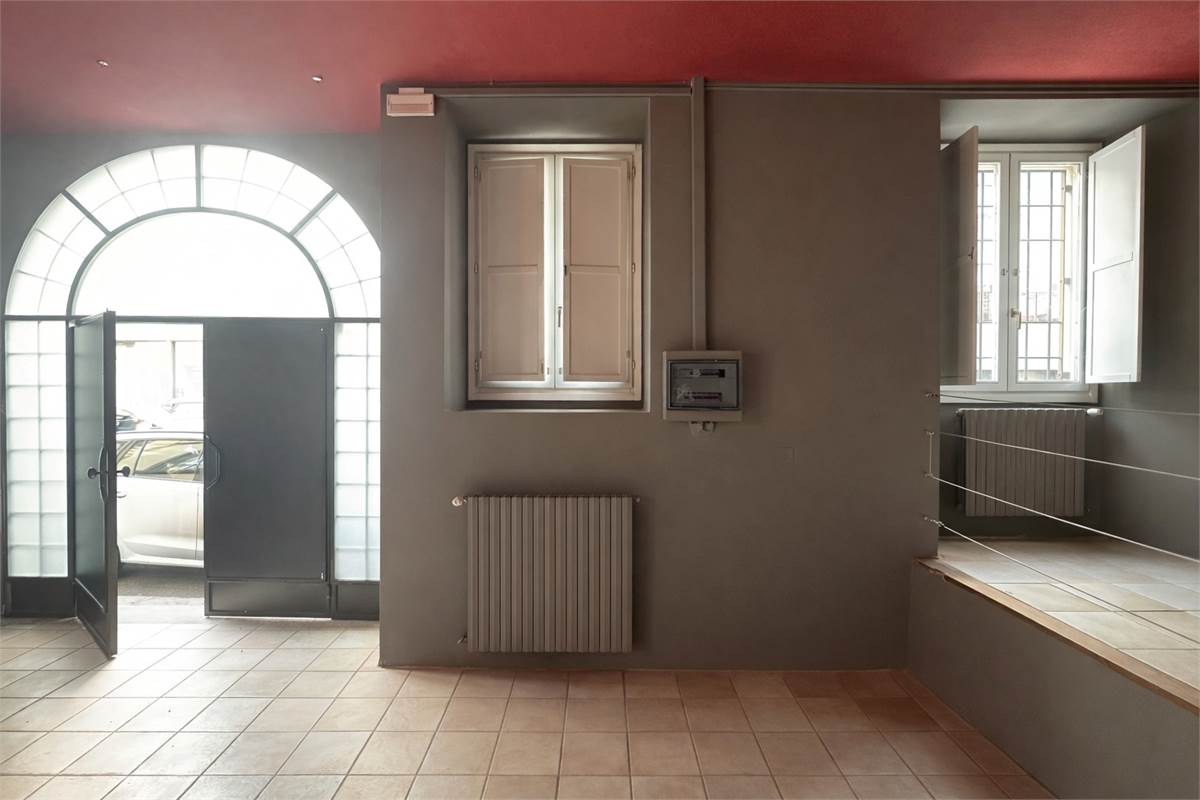 CANTU' SPAZIO COMMERCIALE OPEN SPACE IN ZONA CENTRALE