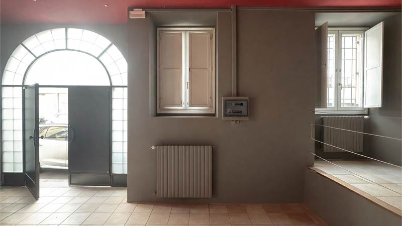 CANTU' SPAZIO COMMERCIALE OPEN SPACE IN ZONA CENTRALE