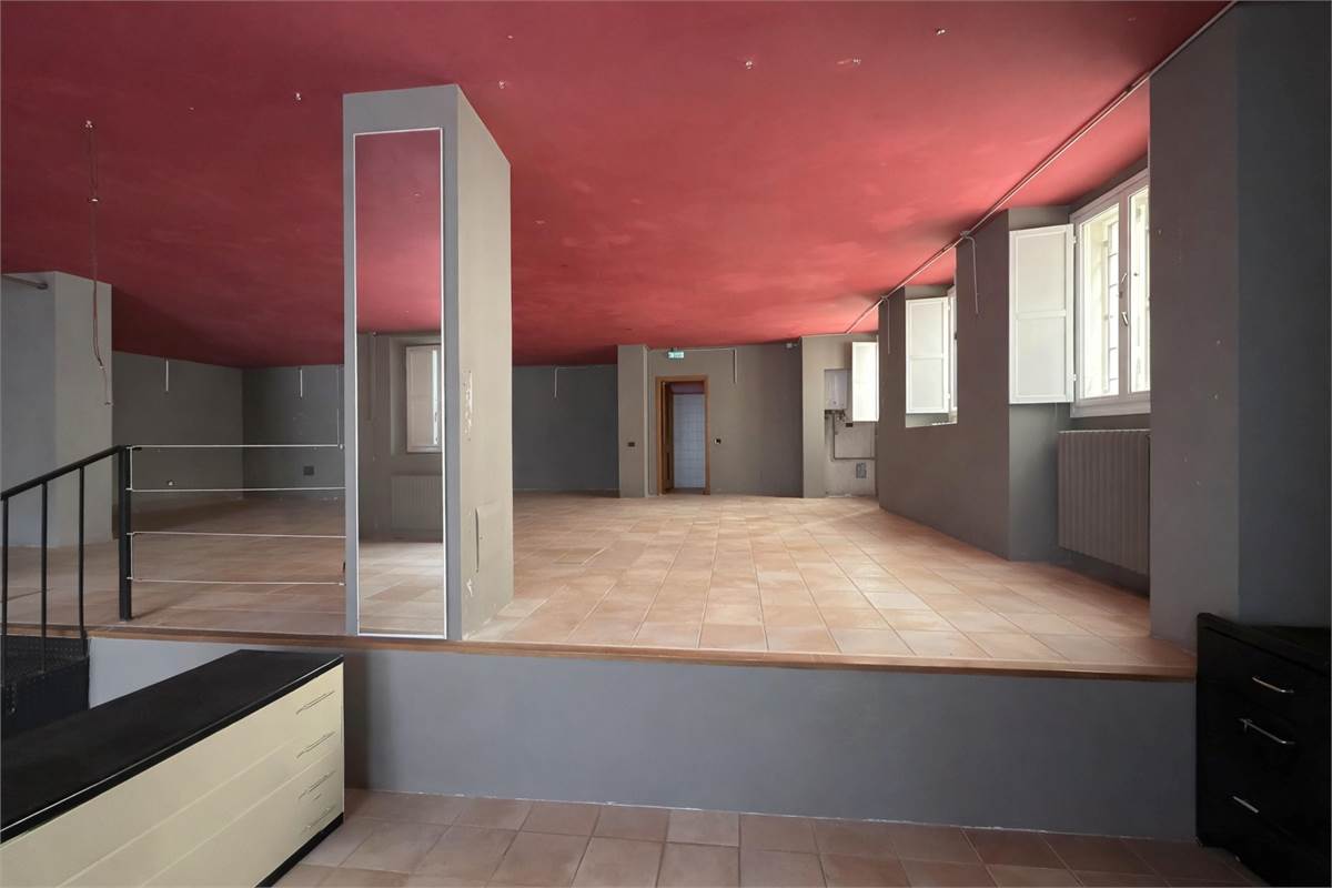 CANTU' SPAZIO COMMERCIALE OPEN SPACE IN ZONA CENTRALE