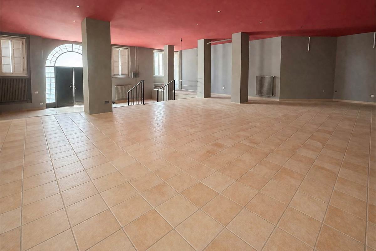 CANTU' SPAZIO COMMERCIALE OPEN SPACE IN ZONA CENTRALE