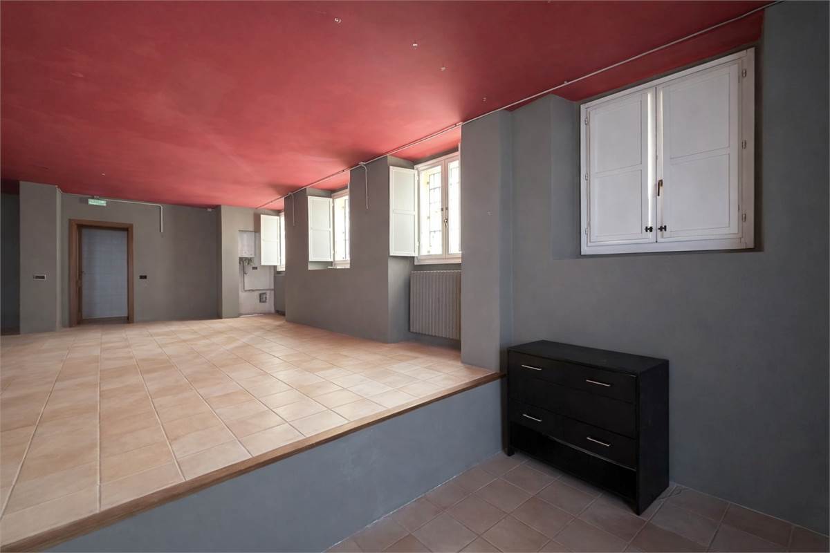 CANTU' SPAZIO COMMERCIALE OPEN SPACE IN ZONA CENTRALE