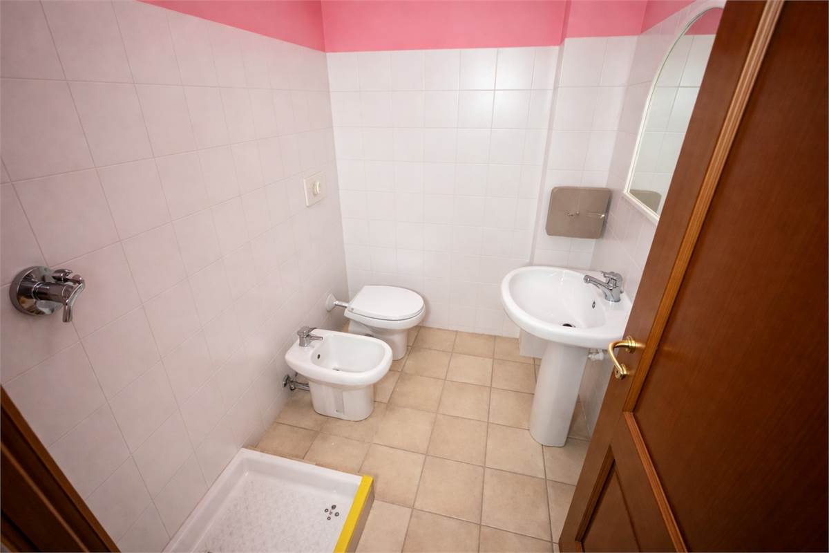 CANTU' SPAZIO COMMERCIALE OPEN SPACE IN ZONA CENTRALE