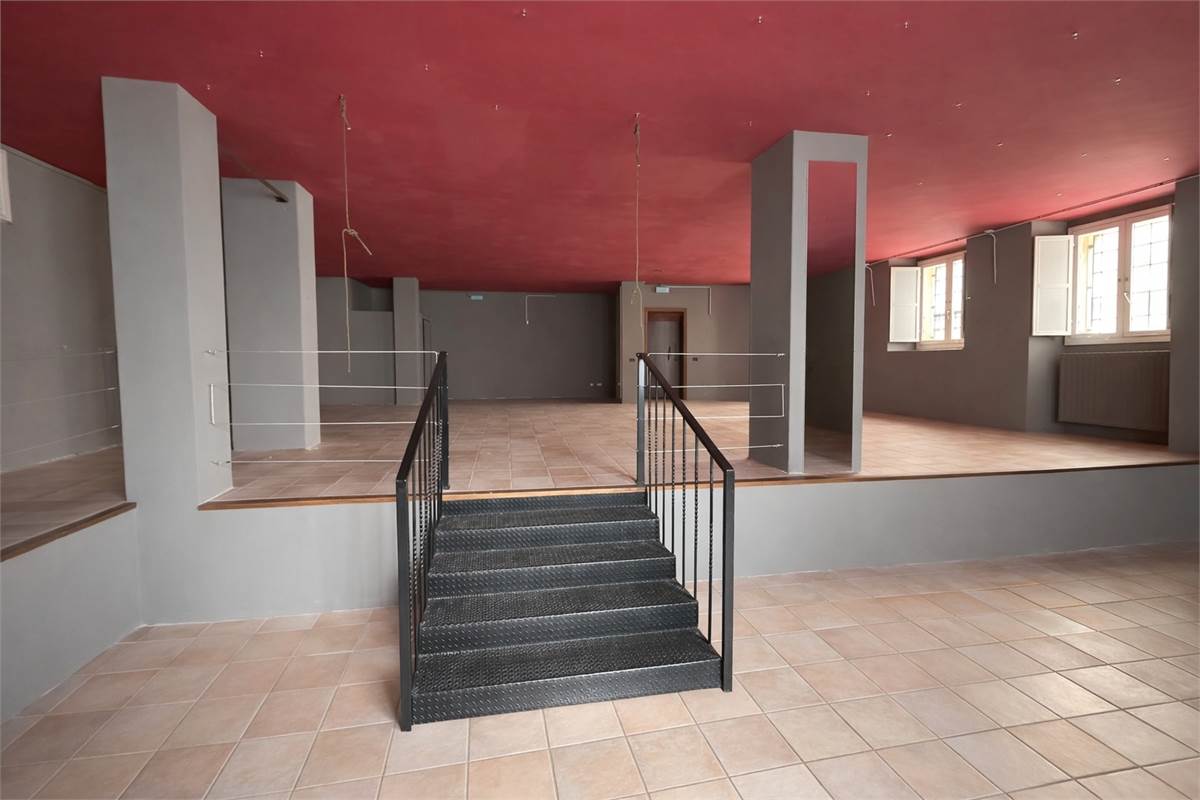 CANTU' SPAZIO COMMERCIALE OPEN SPACE IN ZONA CENTRALE