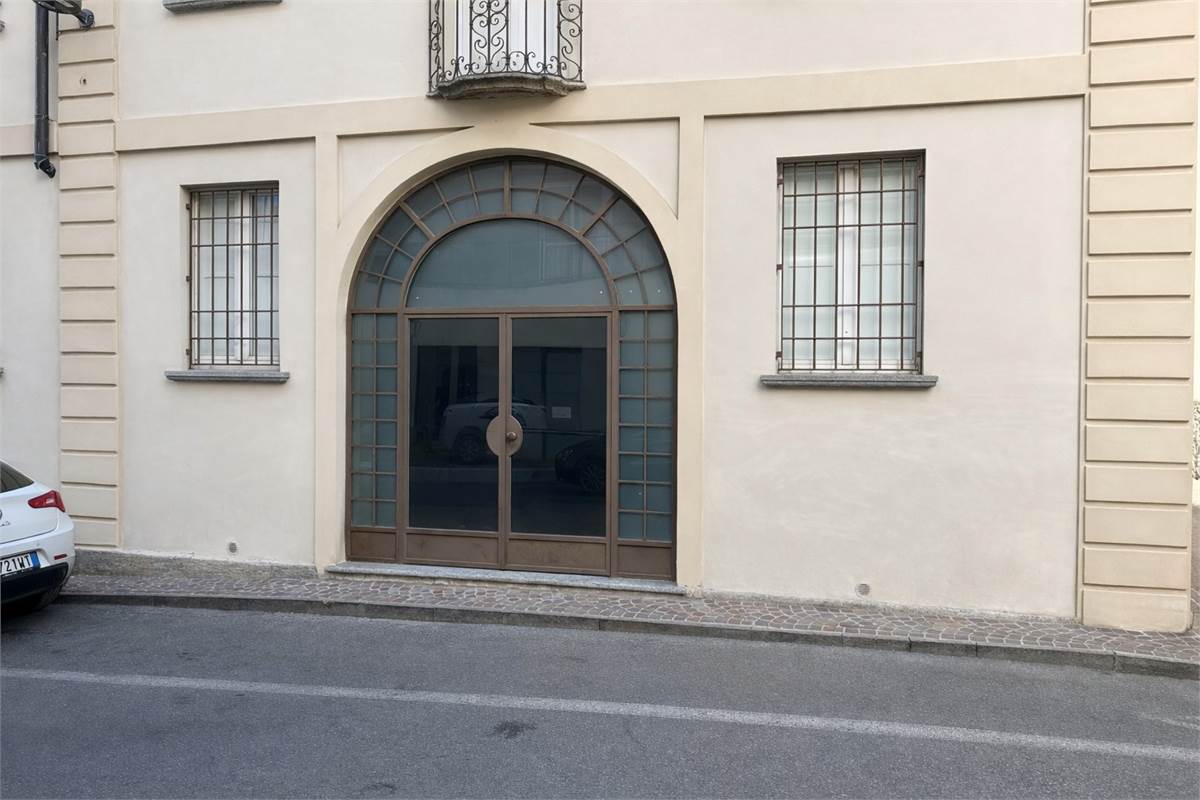 CANTU' SPAZIO COMMERCIALE OPEN SPACE IN ZONA CENTRALE