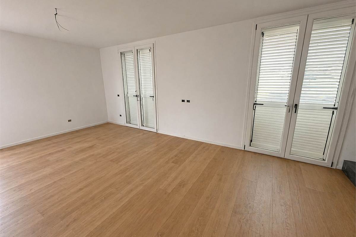 BREGNANO Nuova Villa Bifamiliare in Contesto Verde e Residenziale